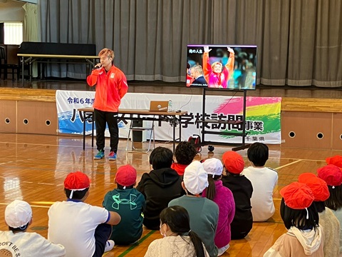 講演を行う佐野選手