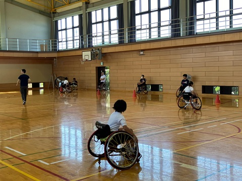 車いすに乗る児童