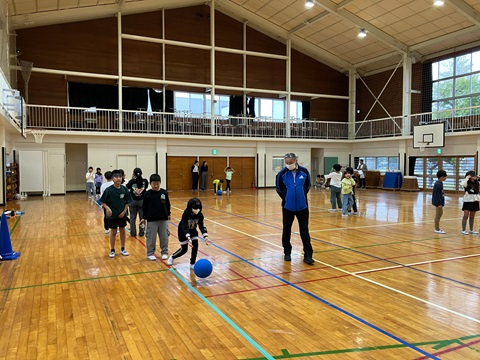 シュート練習を行う児童