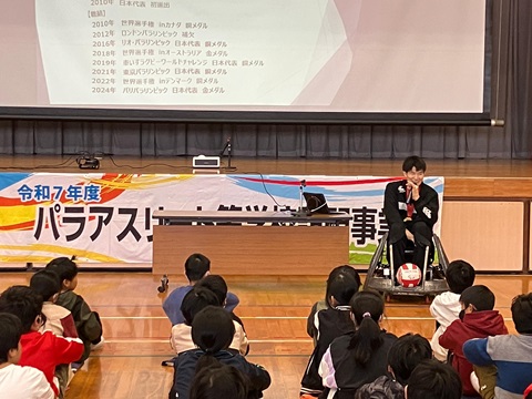 講演を行う羽賀選手