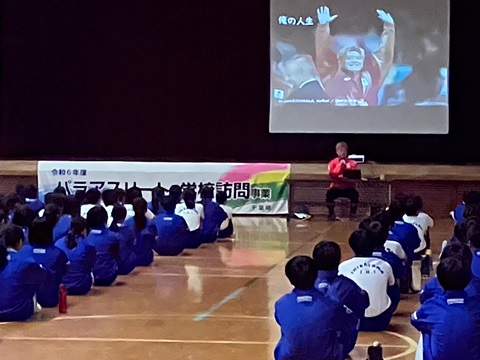 講演を行う佐野選手