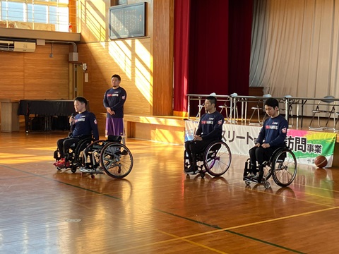 自己紹介する千葉ホークスの選手
