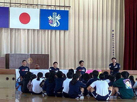 自己紹介する選手