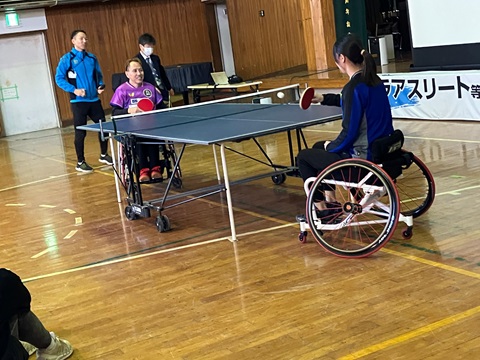 パラ卓球を実演する吉田選手