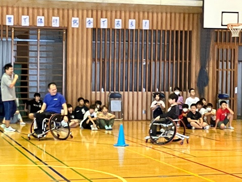 車いすに乗る児童