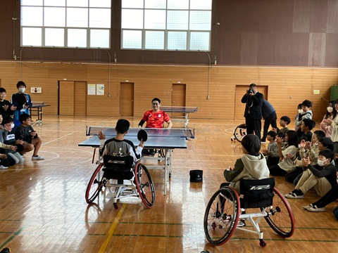七野選手と児童によるミニゲーム