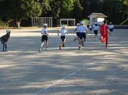 塩尻選手と児童の400メートル競走