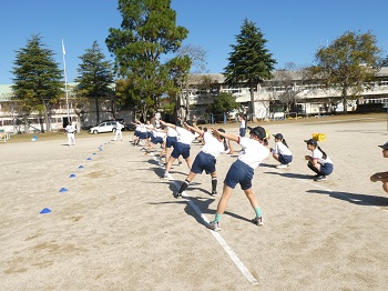 遠くへボールを投げる練習