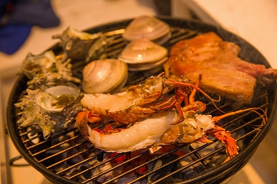 夜は千葉の海で獲れた新鮮な伊勢海老やサザエ等でBBQ!