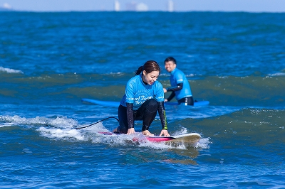 サーフィンを楽しむ若者