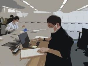 パソコン入力をするスタッフの写真