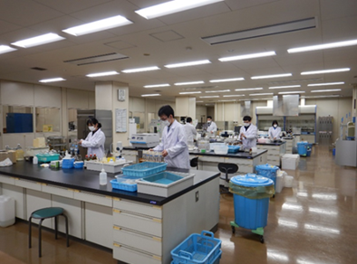 水質センターでの水質検査の様子