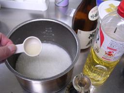 酒、みりんを入れる