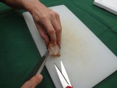 反対側も切れ目を入れる