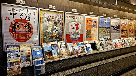 地下鉄連絡通路ポスター掲示コーナーの様子