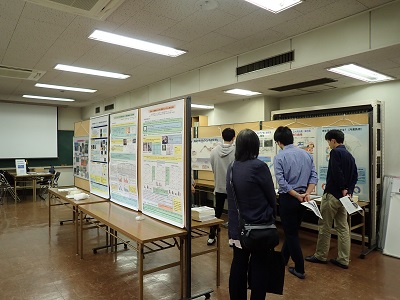 参加者がパネルを見ている様子