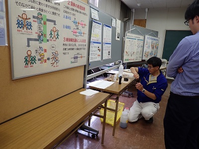 担当者が参加者の前で分析の実演をしている様子