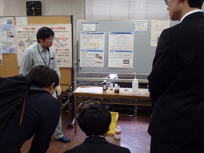 参加者が担当者の説明を聞いている様子